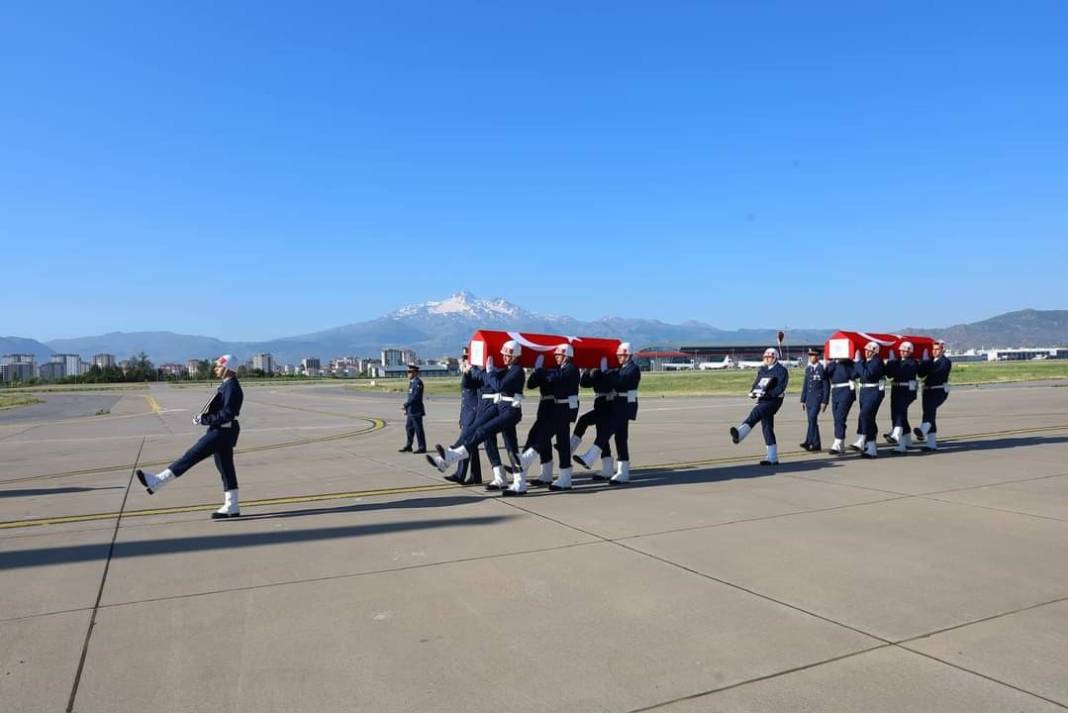 Uçak kazasında şehit olan 2 albay için komutanlıkta tören 14